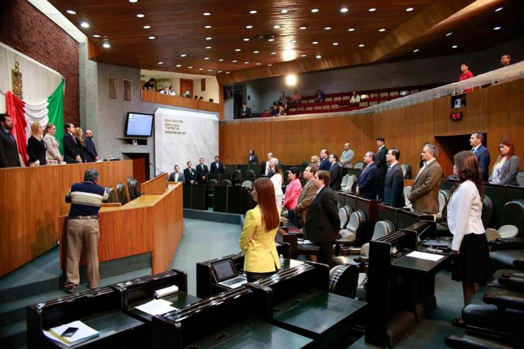 Cerrado el congreso de Nuevo León por protesta.