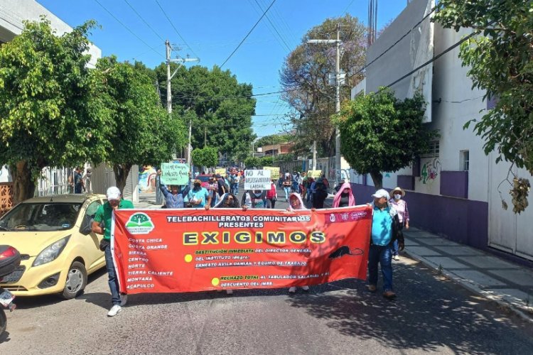 Marchan maestros del IBEGro y bloquean la Autopista del Sol