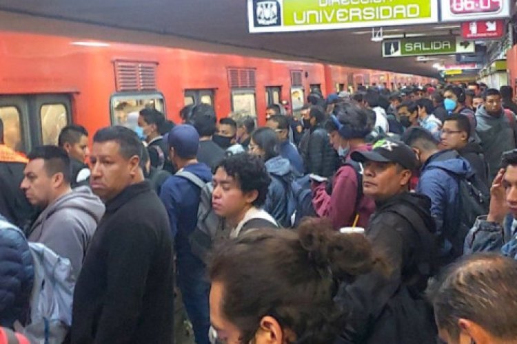 Reportan colapso en línea 3 del metro CDMX