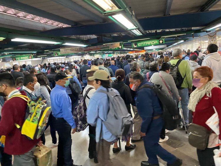 Reportan sobresaturación en diversas líneas del metro de la CDMX