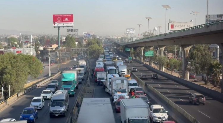 Caos vial por volcadura de tráiler en Cuautitlán Izcalli