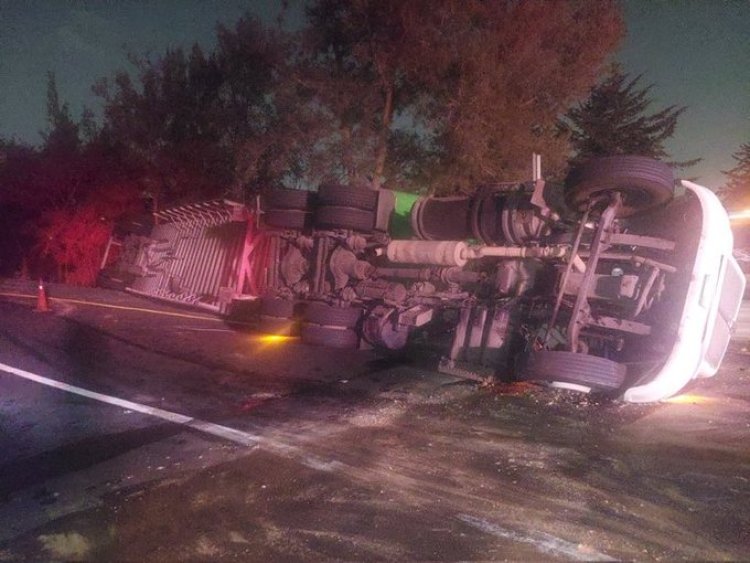 Vuelca tráiler en Naucalpan; cierre parcial en autopista Chamapa-Lechería