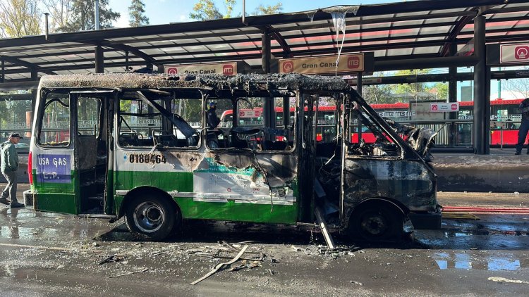 Microbús se incendia en la Gustavo A. Madero