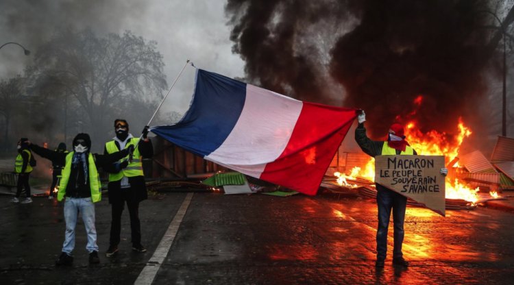 Arde Francia