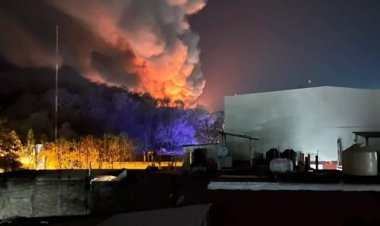 Reportan fuerte incendio y explosiones en Huatulco, Oaxaca