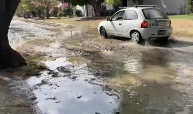 Vecinos de Jurica molestos de la contaminación por aguas negras