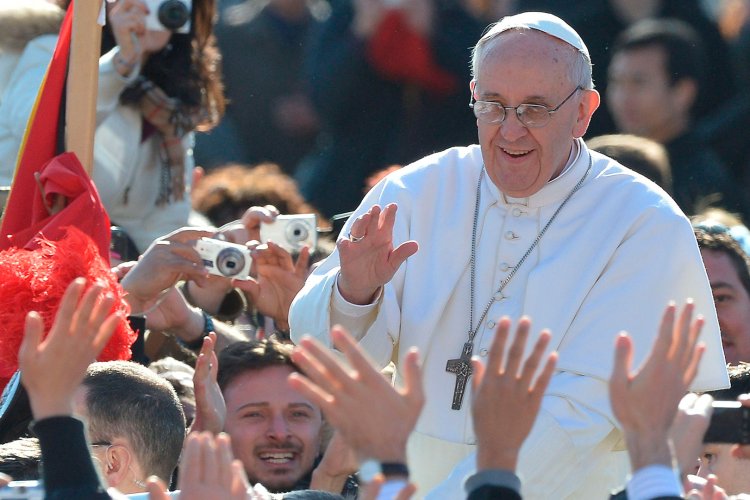El papa Francisco fue dado de alta de hospital en Roma este sábado