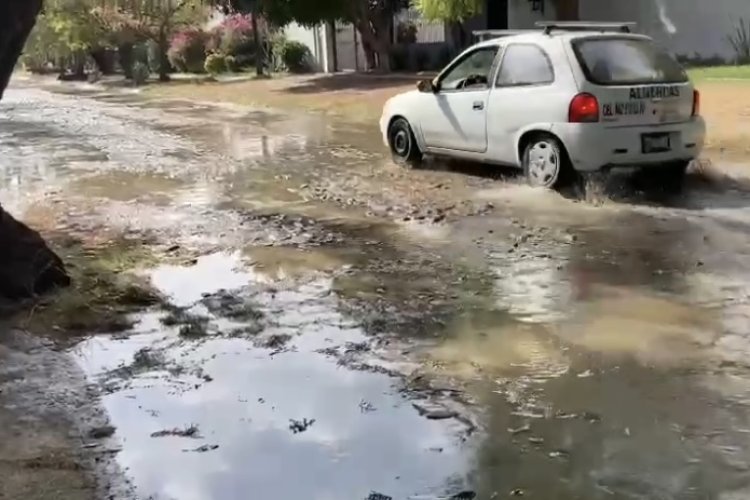 Vecinos de Jurica molestos de la contaminación por aguas negras