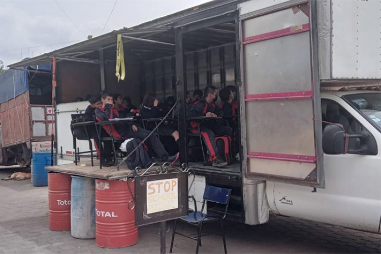 Niños en Michoacán estudian en camiones como aulas improvisadas