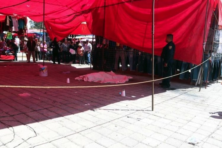 Ejecutan a hombre en tianguis de Tlalnepantla