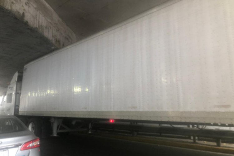 Tráiler queda atorado debajo de puente en el Viaducto