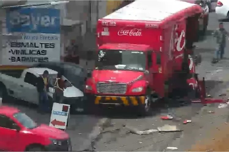 Camión se queda sin frenos y choca contra varios vehículos en Huixquilucan