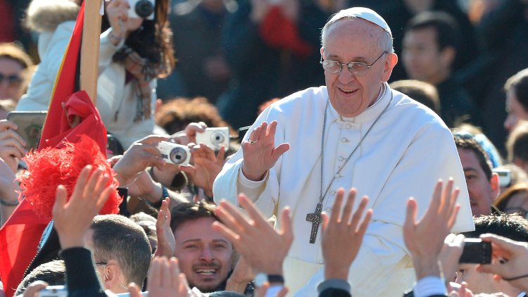 El papa Francisco fue dado de alta de hospital en Roma este sábado