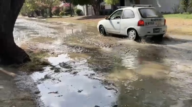 Vecinos de Jurica molestos de la contaminación por aguas negras