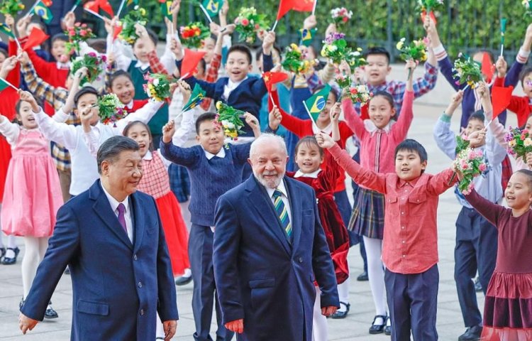 El presidente Xi Jinping sostiene conversaciones con el presidente de Brasil Lula da Silva