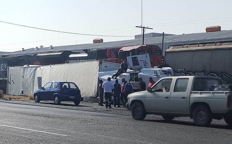 Tren choca con tráiler que quedó en medio de las vías en Guanajuato