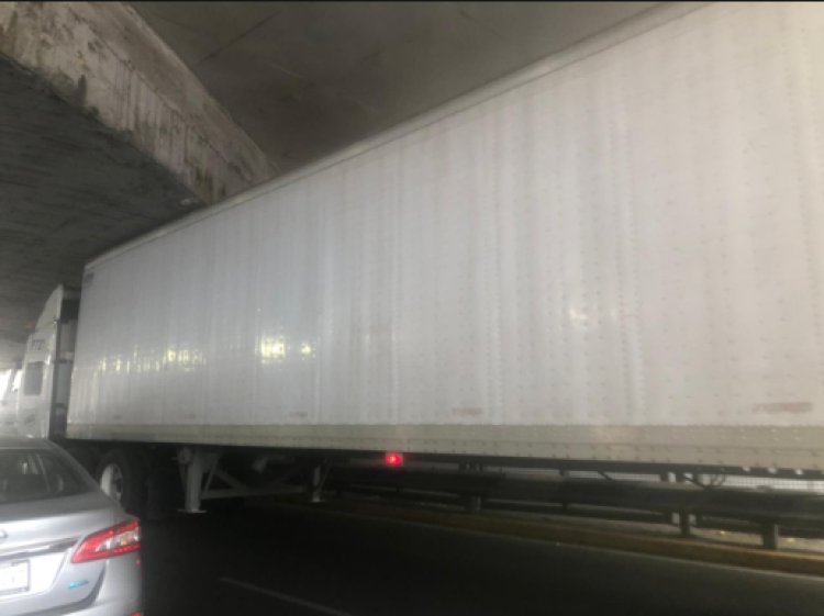 Tráiler queda atorado debajo de puente en el Viaducto