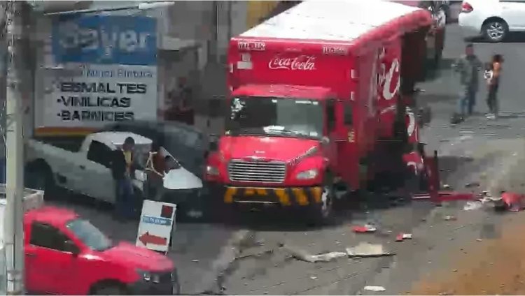 Camión se queda sin frenos y choca contra varios vehículos en Huixquilucan