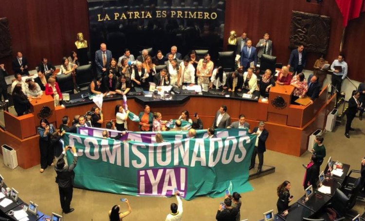 Morena quiere inoperante al INAI; oposición toma tribuna del Senado