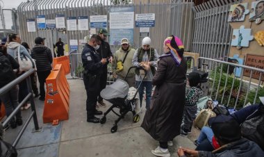 Migrantes que buscan asilo en EEUU se instalan en cruce fronterizo de Tijuana