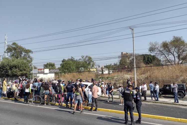 Durante protesta por muerte de ciclista, son arrollados por automovilista en Puebla