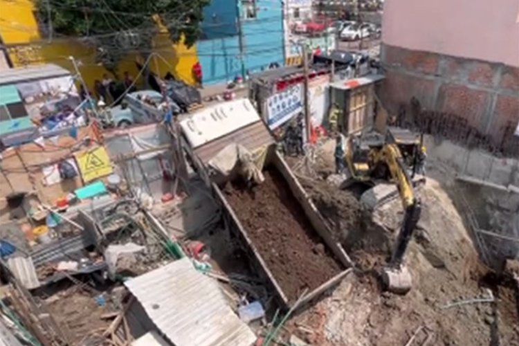 Derrumbe atrapa a trabajadores de construcción en la CDMX