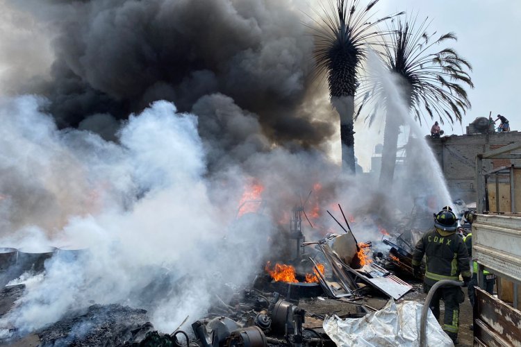 Fuerte incendio consume inmueble de autopartes en la CDMX