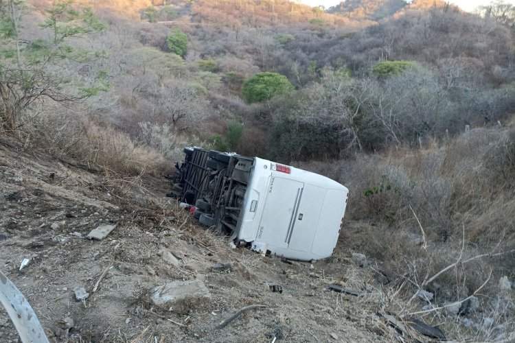 Muere persona en volcadura de autobús en Jalisco