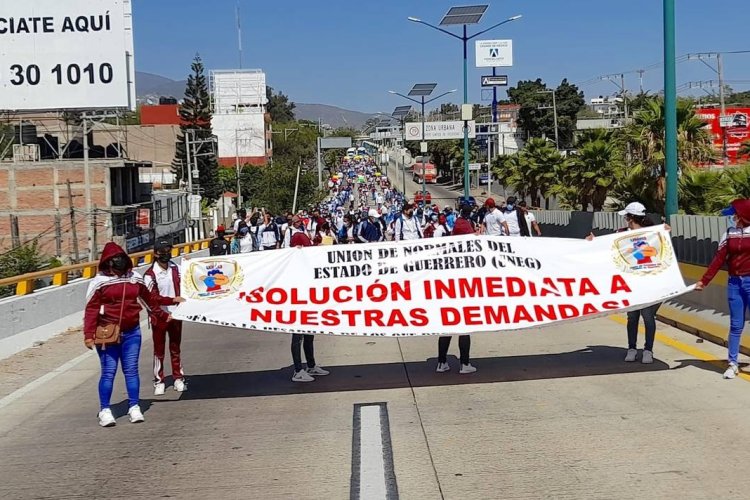 Vandalizan egresados normalistas oficinas del UESICAMM