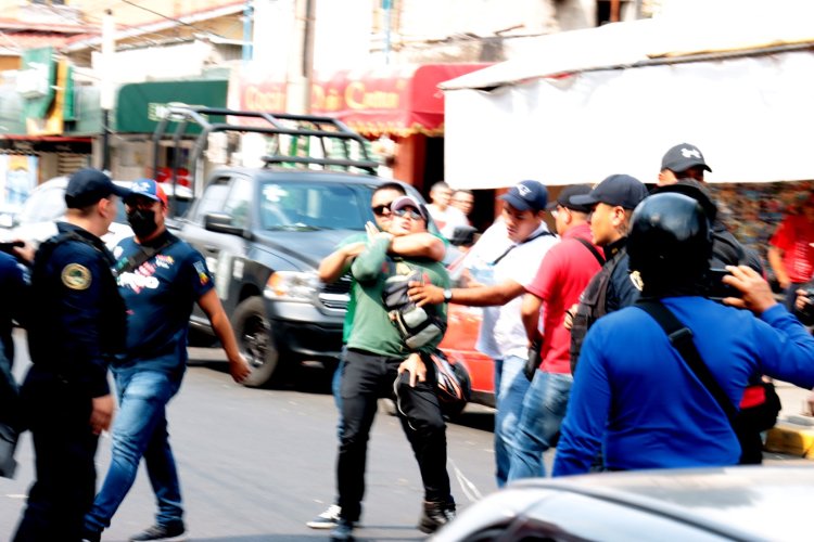Suspenden a policías que agredieron a periodistas en Iztapalapa