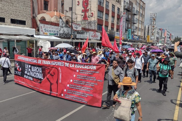 Maestros marchan para exigir cumplir compromisos a AMLO