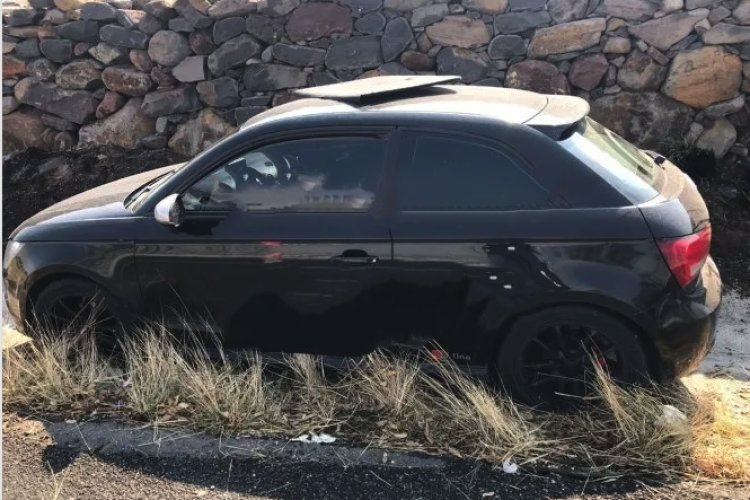 Abandonan auto de lujo con tres cadáveres al norte del Edomex