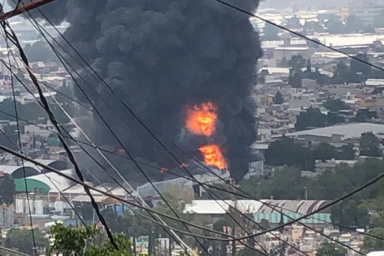 Sofocan incendio en fábrica de pinturas de Ecatepec; un bombero resultó herido