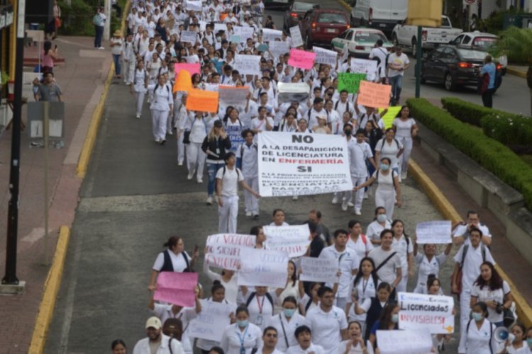 Trabajadores del sector salud se manifiestan, exigen a la 4T mejores salarios y reconocer su profesión