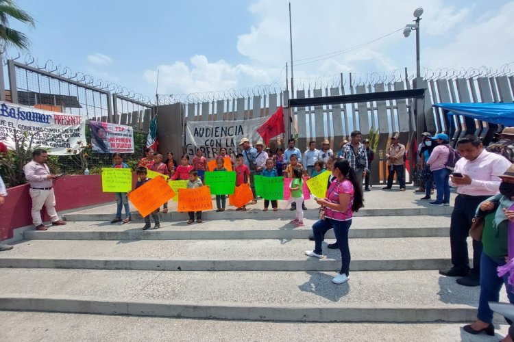 Insisten indígenas de Cochoapa el Grande, en diálogo con la gobernadora