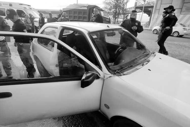 Encuentran a mujer muerta dentro de un carro en Texcoco