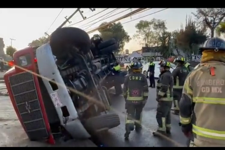 Vuelca pipa de bomberos en Tláhuac; acudían a un incendio que resultó falsa alarma