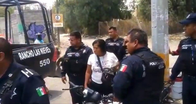 Por exceso de velocidad policía de Chimalhuacán arrolla a menor de edad junto a su padre