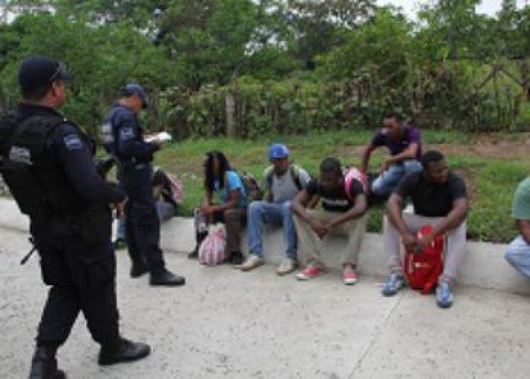 Policía de Puebla y Veracruz, extorsionan a migrantes centroamericanos