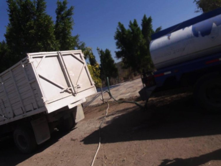 Mientras los habitantes sufren por la carencia de agua el encargado de la CEA, la vende