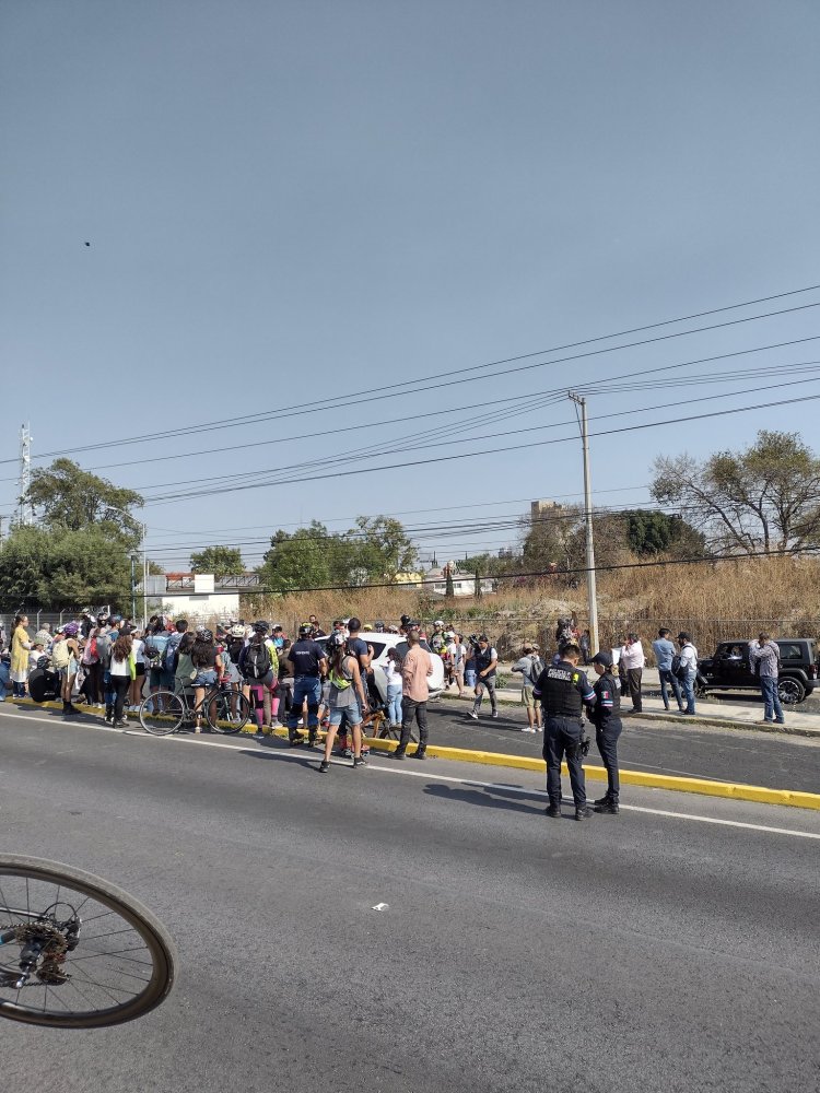 Durante protesta por muerte de ciclista, son arrollados por automovilista en Puebla