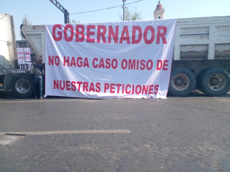 Sindicatos de transportistas de carga del Valle de México se manifiestan en Toluca