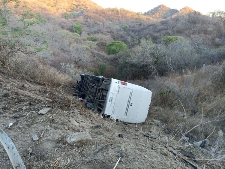 Muere persona en volcadura de autobús en Jalisco