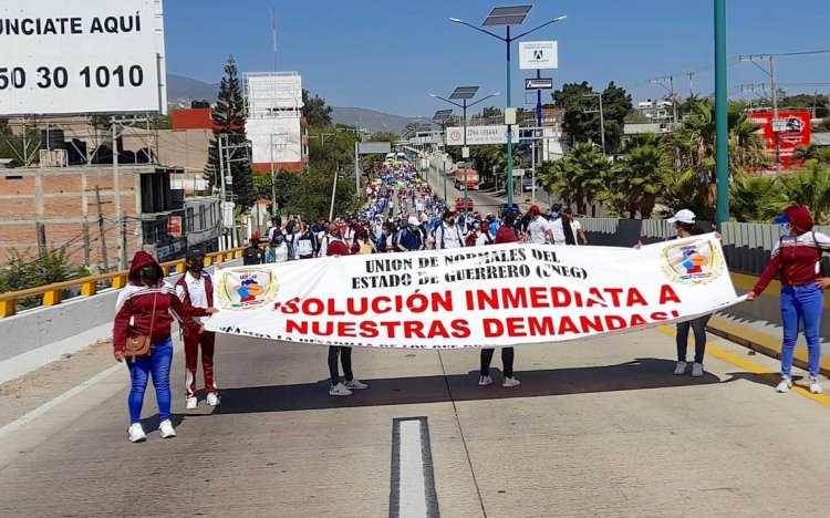 Vandalizan egresados normalistas oficinas del UESICAMM