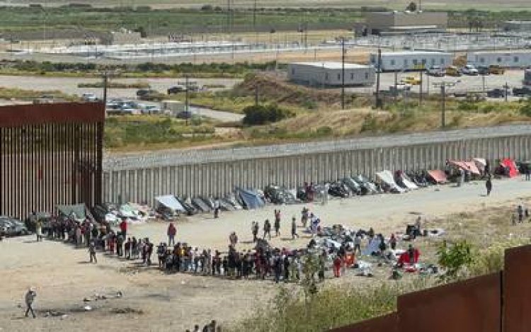 Activistas y migrantes permanecen en frontera Tijuana -San Diego