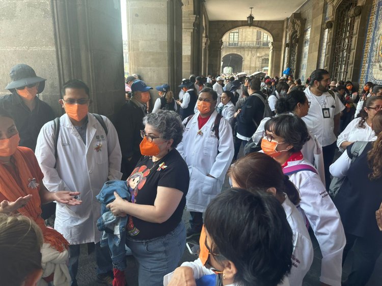 Personal de salud exige medicamentos e insumos en palacio nacional