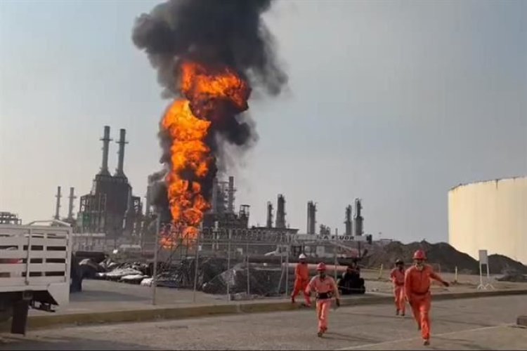 Reportan fuerte incendio en refinería de Oaxaca