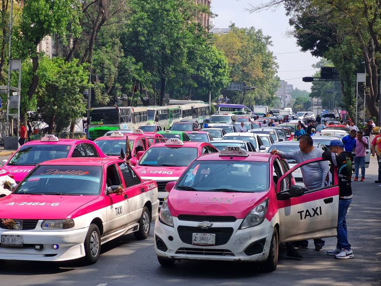 Taxistas bloquean calles de la CDMX; exigen desaparición de vehículos de aplicación