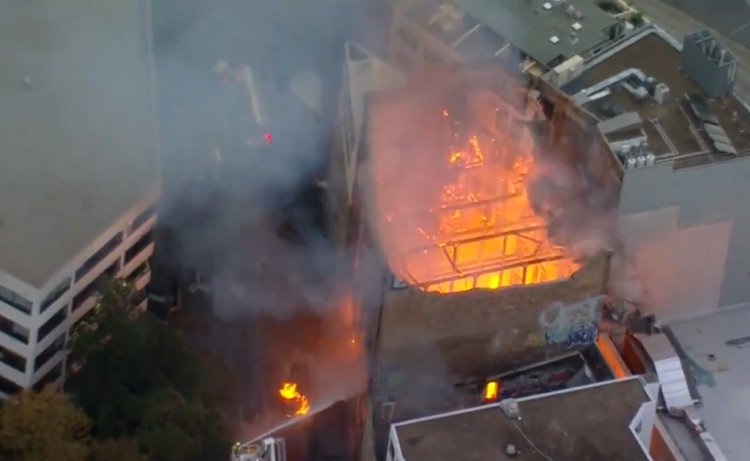 Video: Incendio ocasiona derrumbe en edificio en Australia