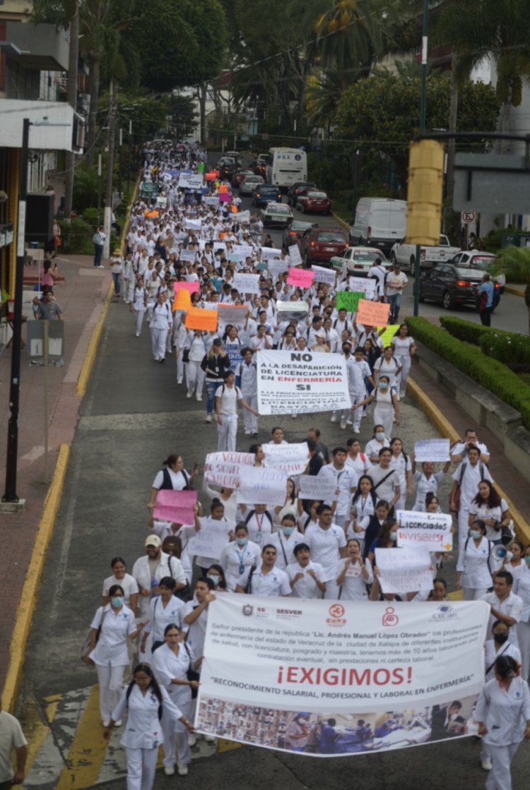 Trabajadores del sector salud se manifiestan, exigen a la 4T mejores salarios y reconocer su profesión